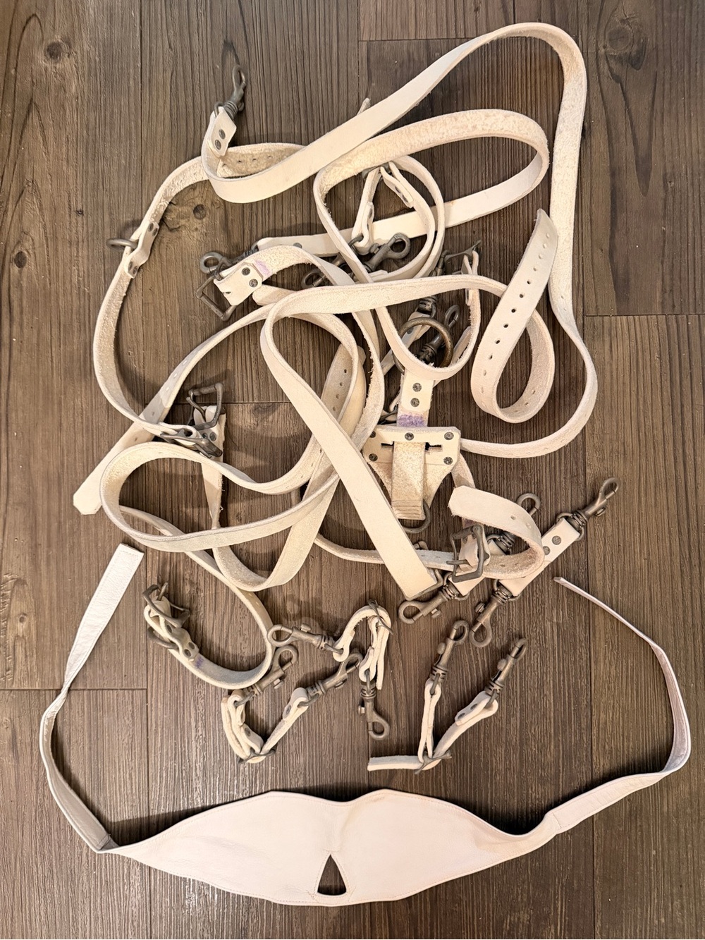 Hottbonds.com White Leather strap set with matching white leather blindfold